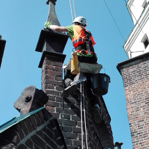  Реставрационные работы с помощью промышленного альпинизма.