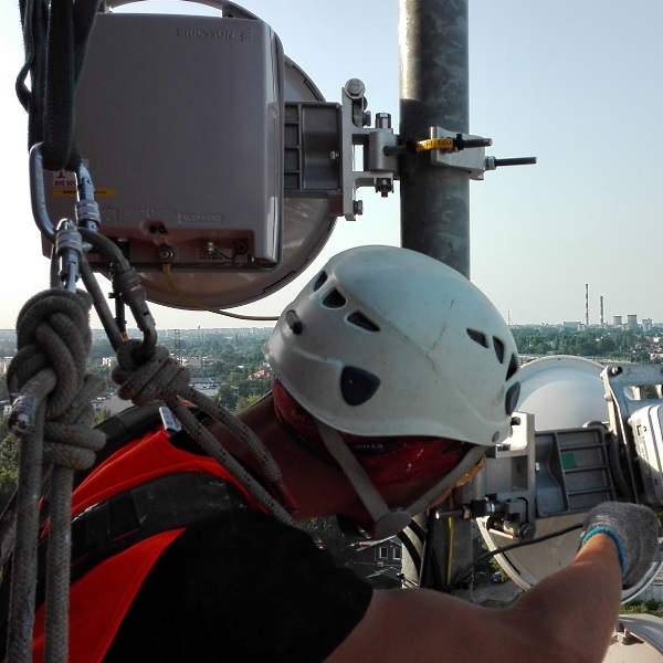 Монтаж оборудования под мобильную связь.